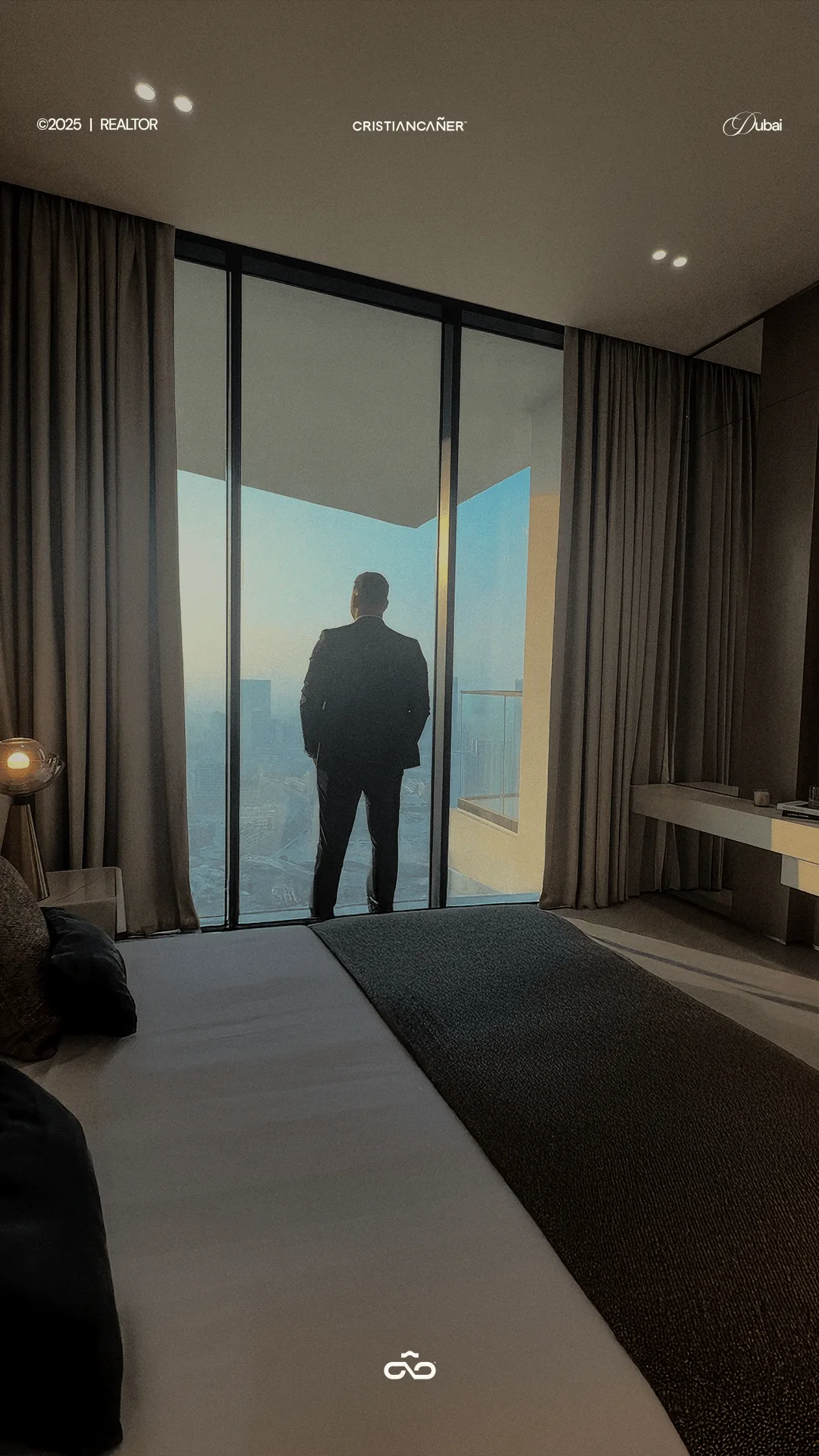 Cristian Cañer mirando Dubai desde el ventanal de un apartamento