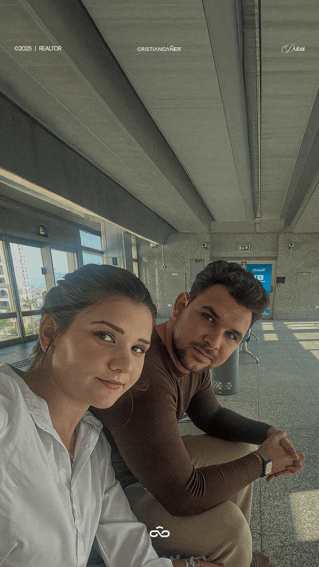 Cristian Cañer sentado en una estación de Dubai