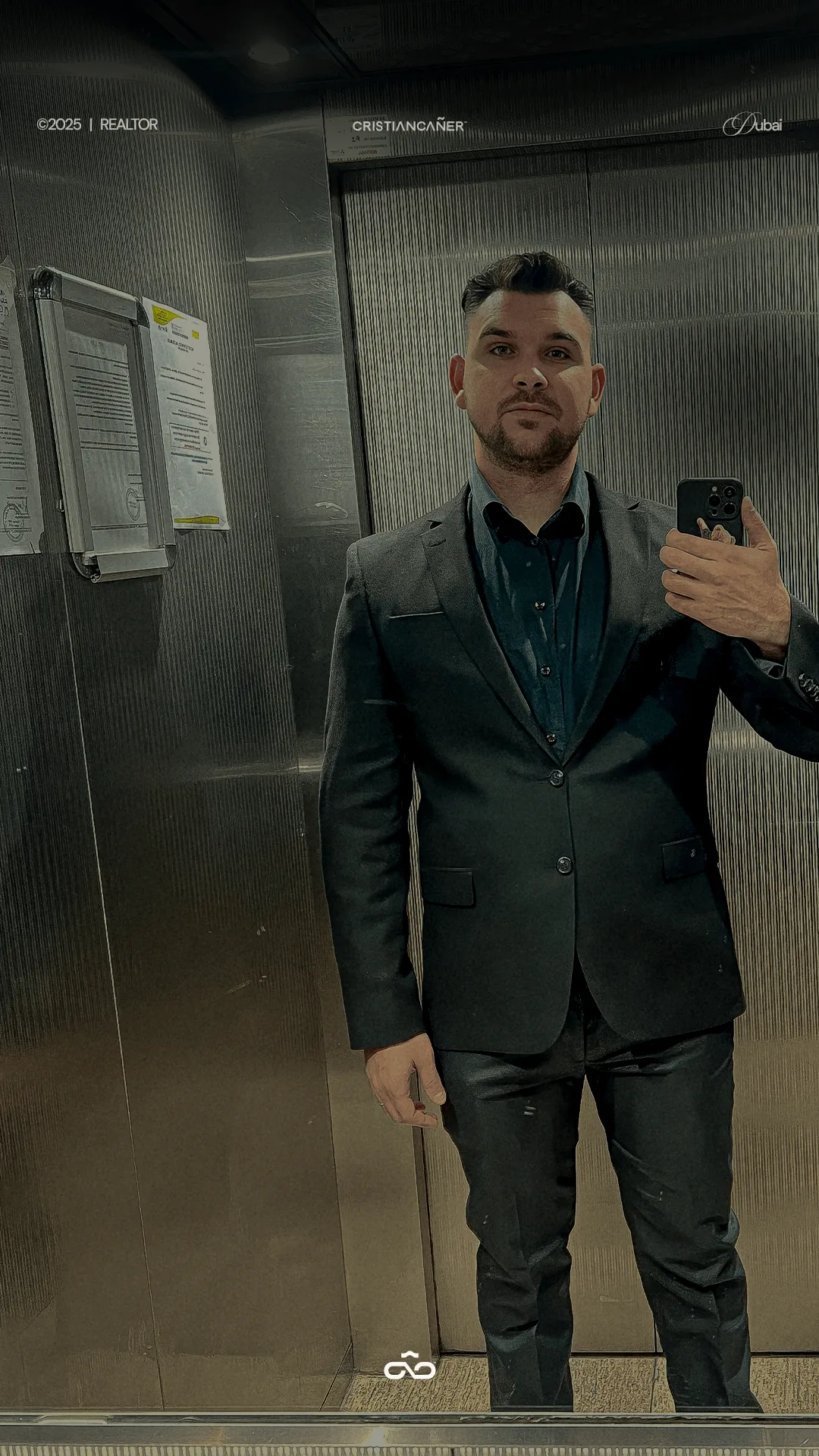 Cristian Cañer con traje, foto en el espejo de un ascensor